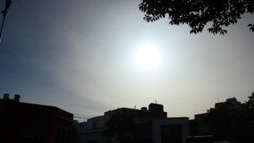 El sol oculto tras el manto de cenizas este viernes en Rosario.