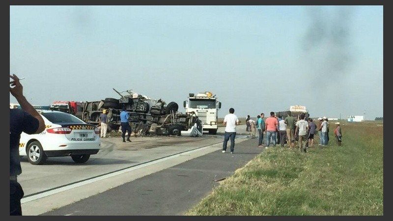 Uno de los camiones quedó tumbado sobre la autopista. 