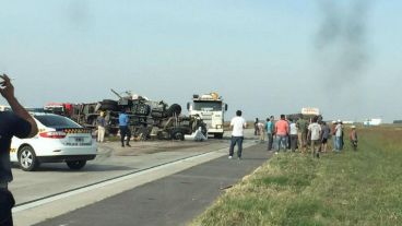 Uno de los camiones quedó tumbado sobre la autopista.