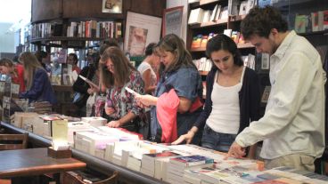 Muchos rosarinos aprovecharon para recorrer las librerías y buscar un buen libro.