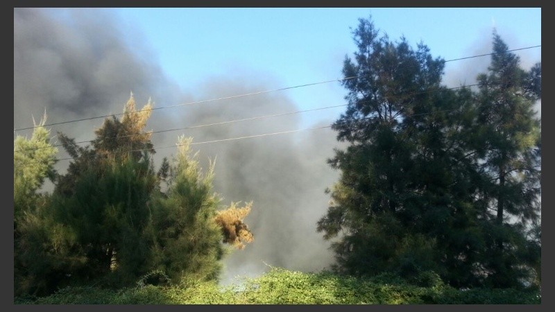 El fuego arrasó con todo en la fábrica de zona oeste. 