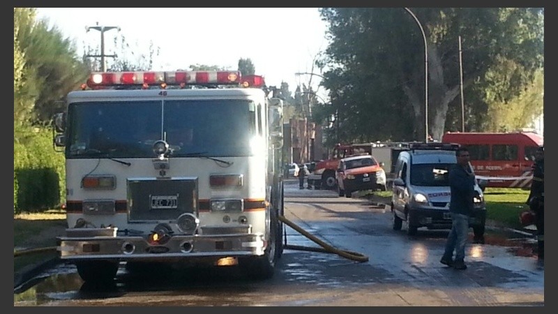 Trabajan 22 dotaciones de bomberos de toda la zona. 