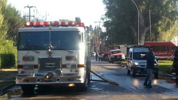Trabajan 22 dotaciones de bomberos de toda la zona.