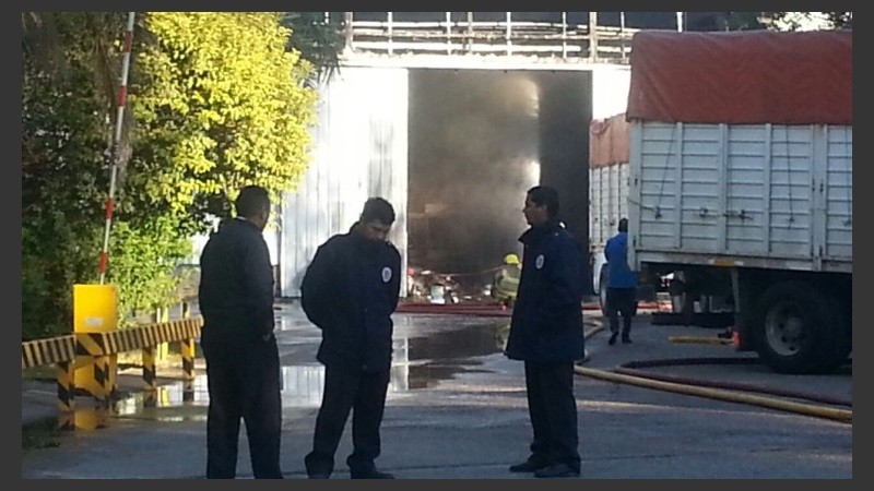 Los empleados se acercaron al lugar conmocionados por la noticia. 