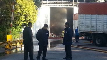 Los empleados se acercaron al lugar conmocionados por la noticia.