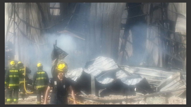 El galpón quedó reducido a un montón de hierros retorcidos. 