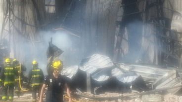 El galpón quedó reducido a un montón de hierros retorcidos.