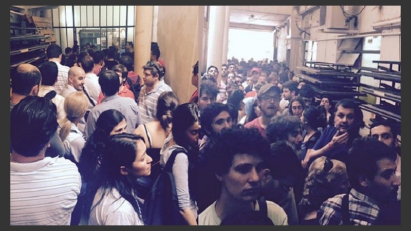 Dos imágenes de los pasillos colmados del Tribunal Electoral este sábado.