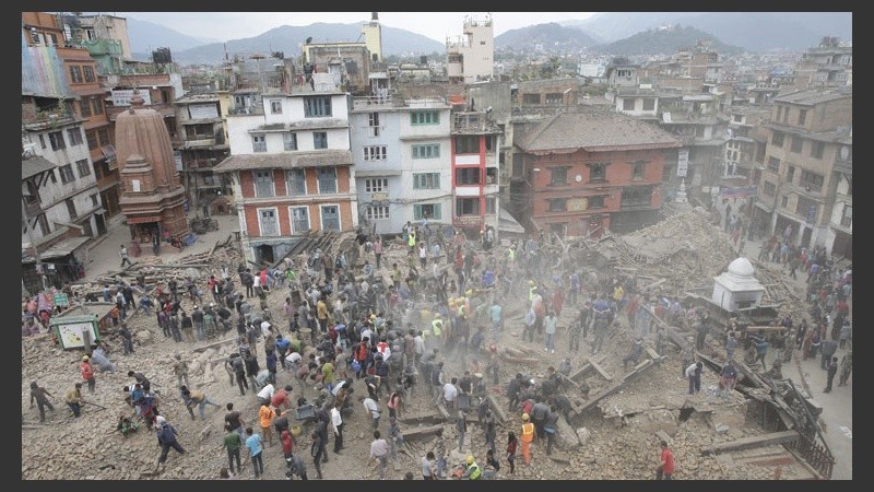 Devastador terremoto en Nepal deja más de mil muertos.