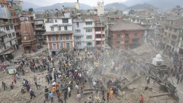 Devastador terremoto en Nepal deja más de mil muertos.