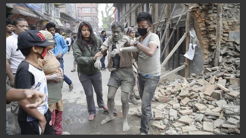 Hay miles de heridos en diversos puntos del país y se calcula 1.300 muertos al momento.