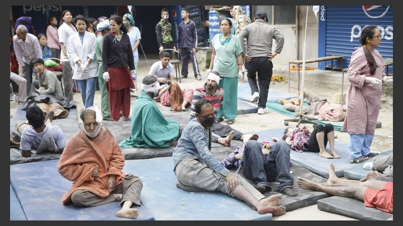 Los hospitales de la capital están en estado de emergencia, mientras se utiliza la calle para atender a los heridos.