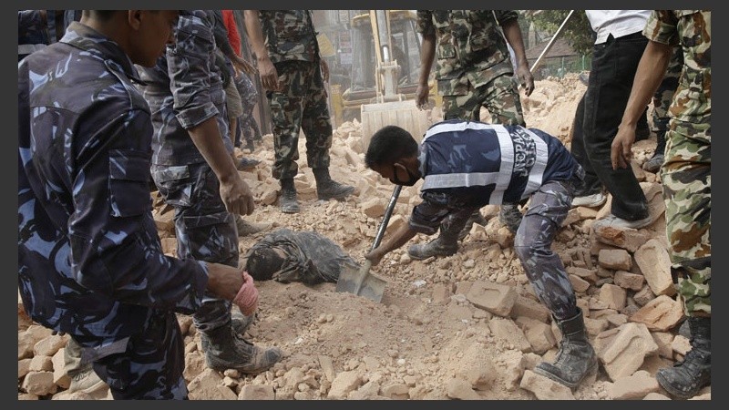 La búsqueda desesperada de sobrevivientes este sábado en el país asiático.