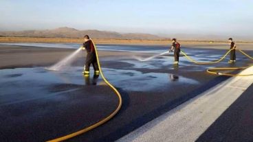 Las tareas de limpieza del aeropuerto de Bariloche se completaron el último sábado.