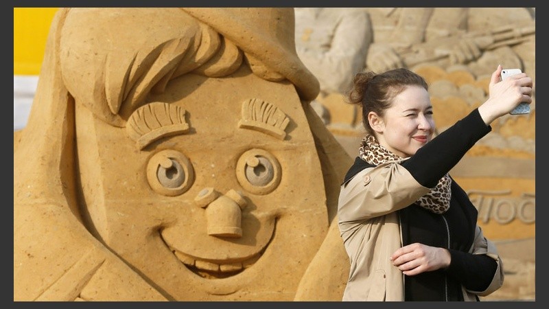 Una mujer se saca una selfie en la exposición 