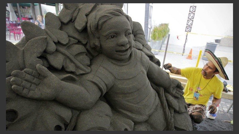 Una postal del escultor y su obra en la ciudad de San Salvador.