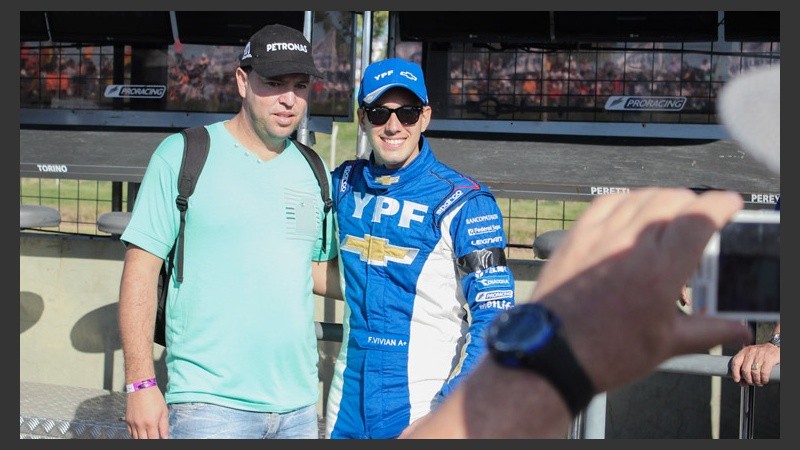 Un fanático de Chevrolet se toma una foto con el corredor Franco Vivian.