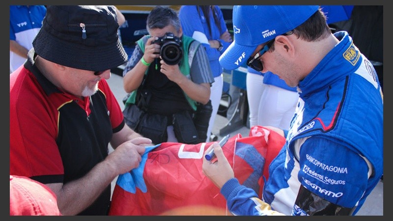 Hubo tiempo para autógrafos en el sector de boxes.