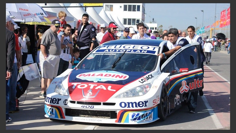 Uno de los vehículos es llevado a boxes para los últimos retoques.