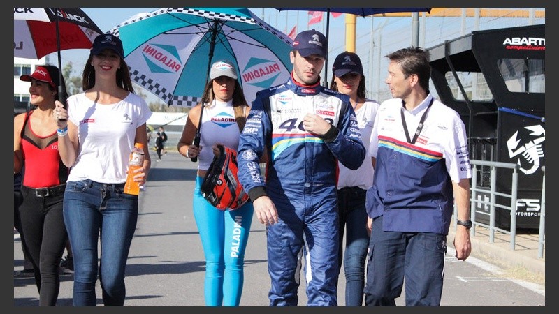 El piloto Agustín Canapino es bien escoltado en boxes. En la carrera terminó tercero.