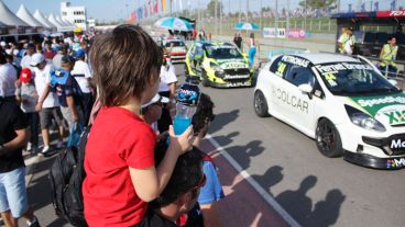 Un niño observa los autos de una de las categorías que corrieron en la pista.