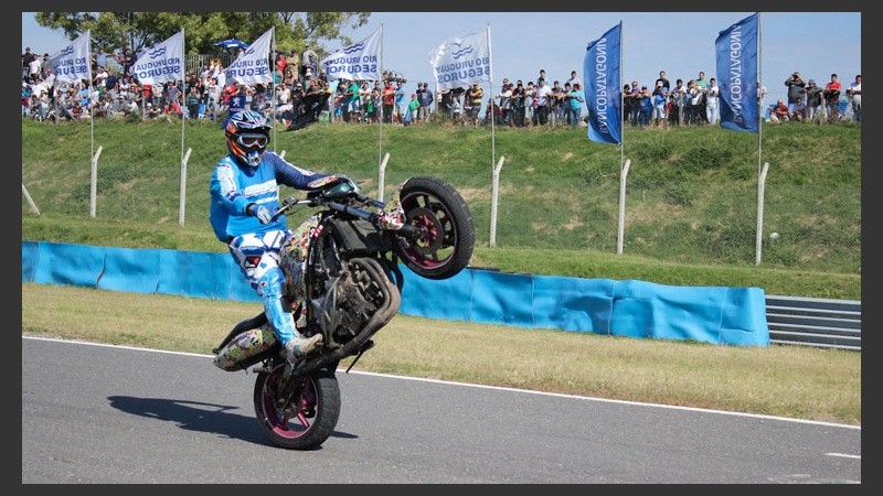 Antes de la carrera principal, un motociclista hizo piruetas en la pista.