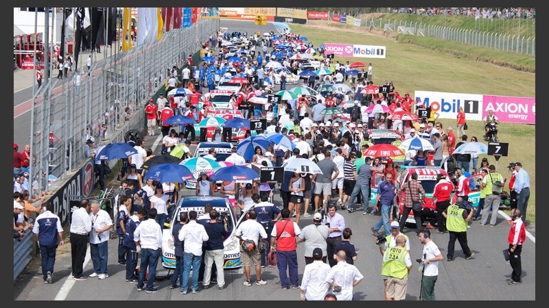 Minutos antes de la carrera principal, así estaba la pista.