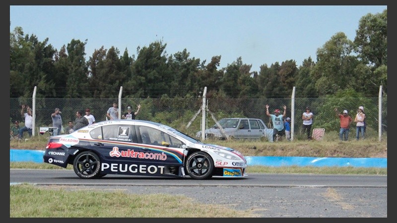 El auto del ganador, Néstor Girolami, en plena carrera.