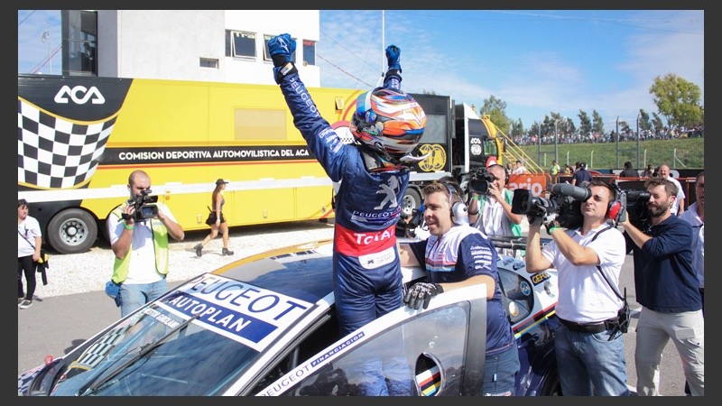 Puños en alto. El piloto de Chevrolet se quedó con la carrera.