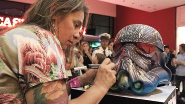 ¡Locos por Star Wars! Artistas rosarinos pintaron los cascos de los personajes llamados Stormtroopers.