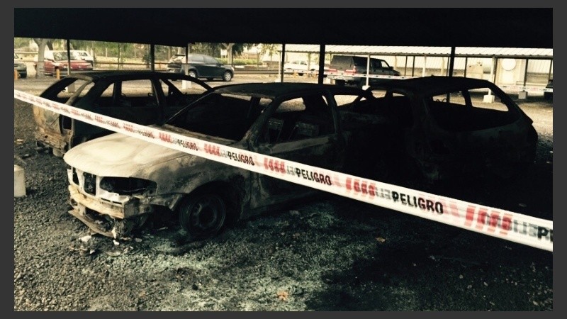 Nueve autos incendiados, otros dos destrozados y el galpón ennegrecido por las llamas, parte del saldo.