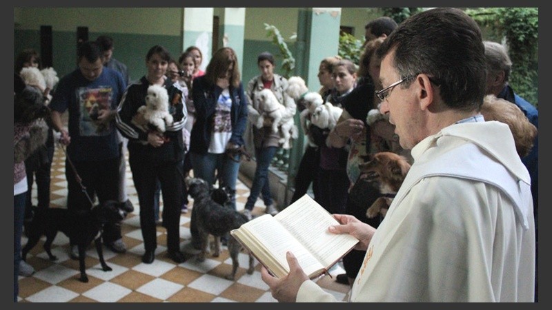 ¡Misa canina! En el Día del Animal, se realizó una breve celebración en una iglesia del centro.