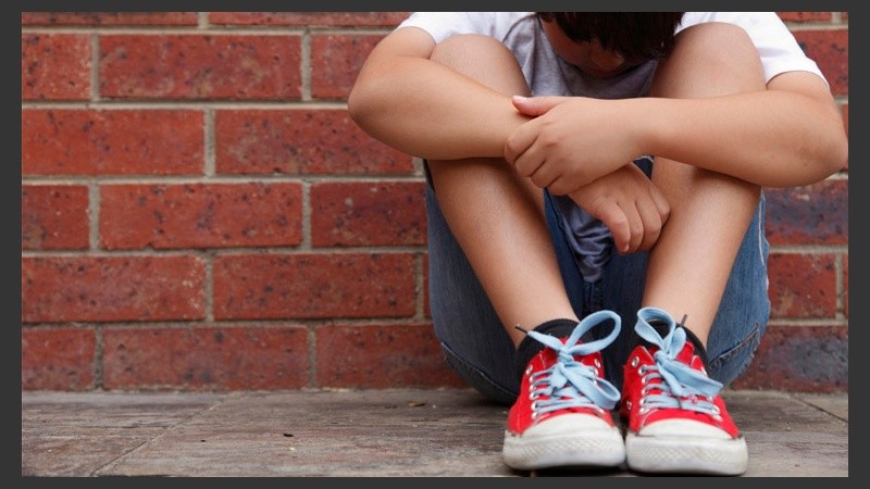 El acoso escolar remite a toda forma de maltrato físico, verbal o psicológico que se produce entre alumnos.