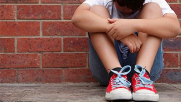 El acoso escolar remite a toda forma de maltrato físico, verbal o psicológico que se produce entre alumnos.