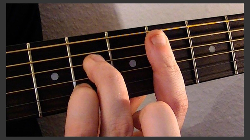 La plataforma ofrece cursos para todos los niveles, las canciones más populares para aprender, afinador online, bases musicales y profesores las 24 horas.