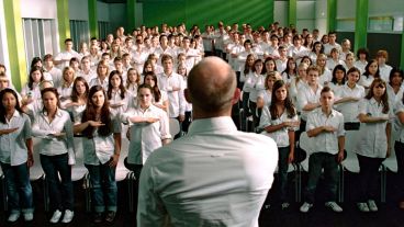 La Ola es un film alemán que permite reflexionar acerca de los instrumentos didácticos que el profesor usa en la clase.