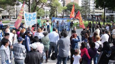 Día del trabajador: acto de organizaciones en plaza Sarmiento.