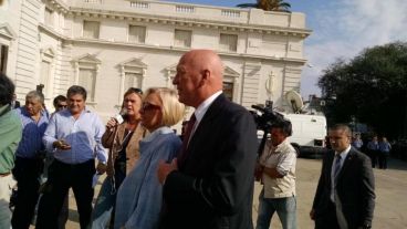 Bonfatti antes de entrar a la Legislatura para pronunciar su discurso.