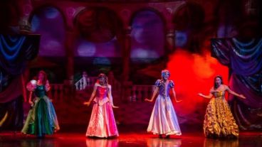 A las 16, “Princesas, el musical”, un espectáculo donde se entrecruzan las historias de cuatro princesas de cuentos clásicos. En Plataforma Lavardén.