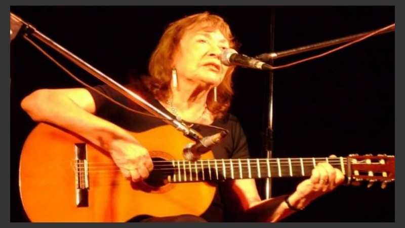 La actividad inaugura con la presentación del libro 