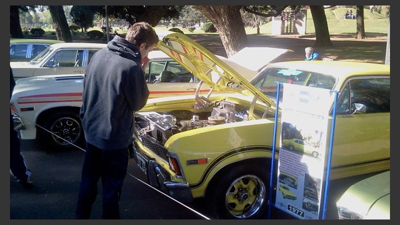 Los fanáticos de los fierros se acercaron a la exposición este domingo por la tarde.