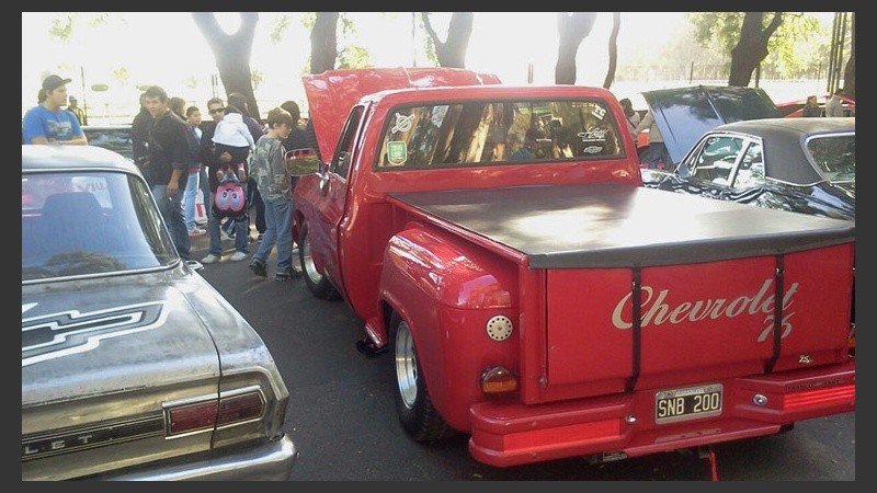 No sólo autos, sino camionetas de décadas pasadas.