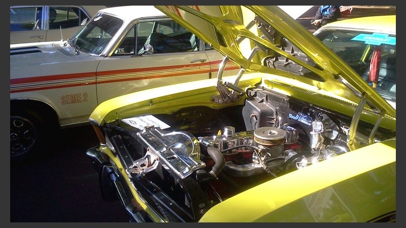 Los motores de los autos al descubierto para ser apreciados por los visitantes.