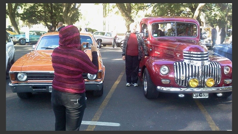 Todos quisieron una foto con los autos más lujosos.