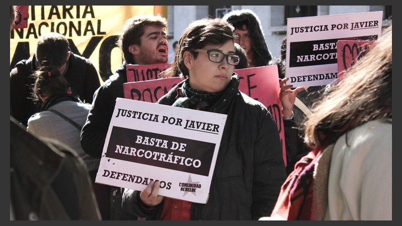 Familiares, vecinos, y militantes sociales de Villa Banana pidieron justicia a tres meses del asesinato de Javier Barquilla.