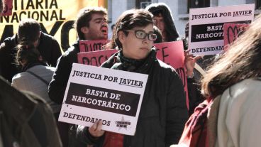 Familiares, vecinos, y militantes sociales de Villa Banana pidieron justicia a tres meses del asesinato de Javier Barquilla.