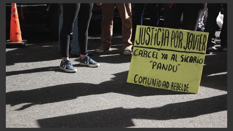Uno de los carteles acusando al detenido este lunes por la mañana.