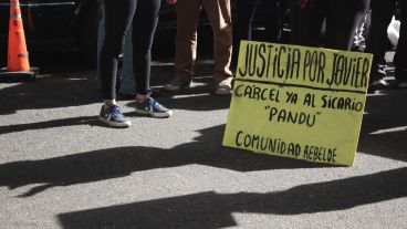 Uno de los carteles acusando al detenido este lunes por la mañana.