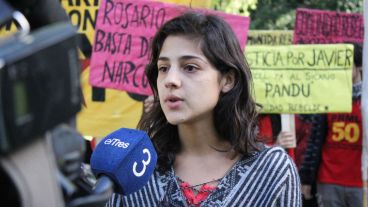 Una de las integrantes de Comunidad Rebelde hablando con la prensa. La organización social participó de la movida.