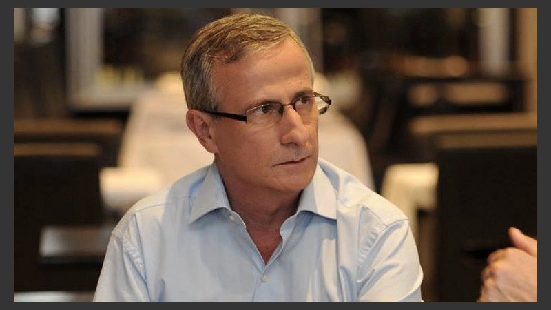 Miatello explicó las ventajas de personalizar la tarjeta sin contacto. 